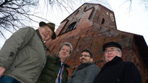 Frank Rohmann, Gunter Godemann, Paul Zelinski und Reiner Sterzik (v.l.) setzen sich erfolgreich für die Reparatur der Turmuhr von Gadebusch ein.