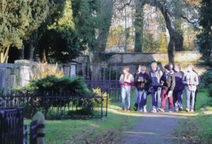 Schulklasse bei Geocachetour auf dem Hasefriedhof (Osnabrück) Foto: N. Biewer
